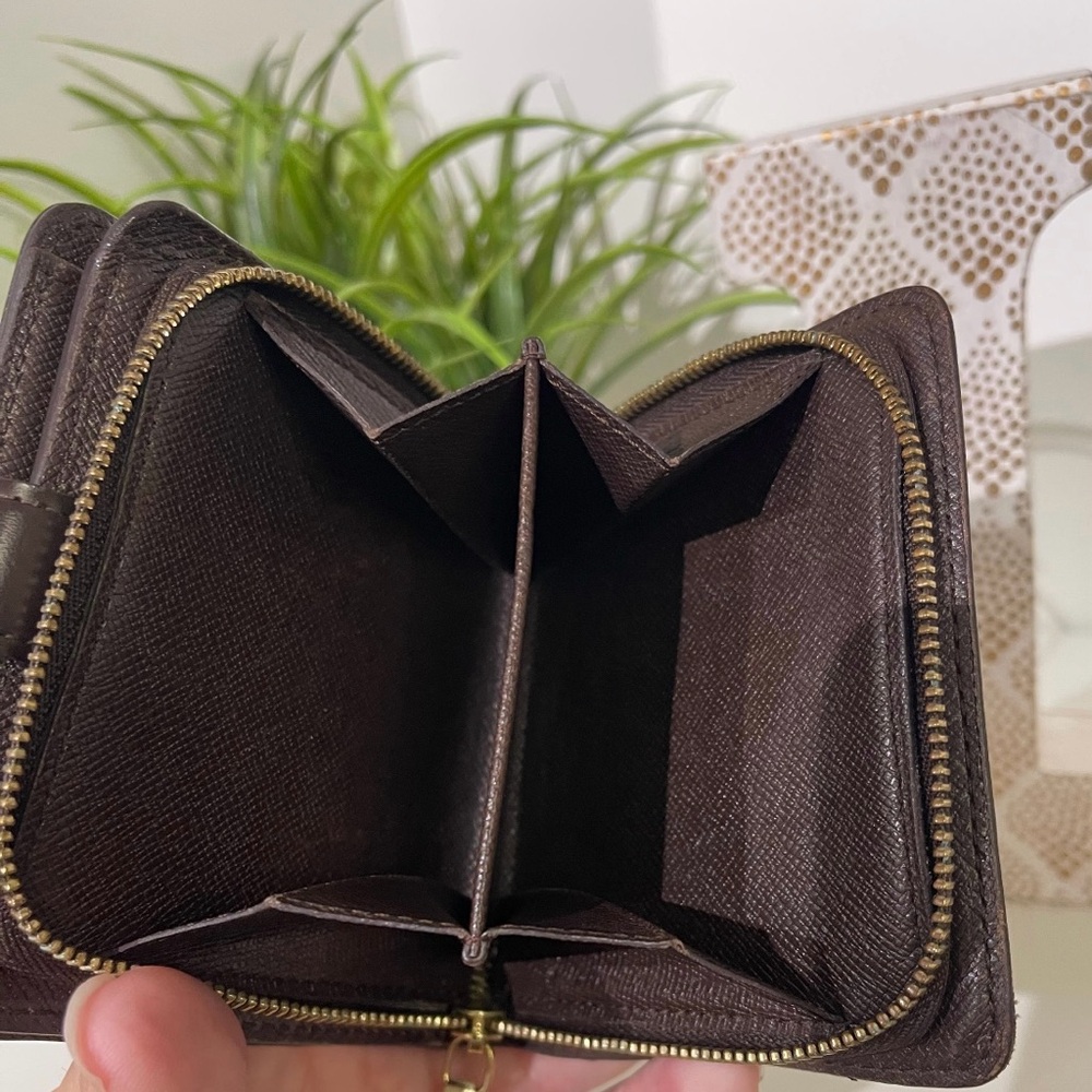 Authentic Louis Vuitton Damier Ebene
Compact Wallet - Picture 5 of 5